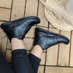 خرید اینترنتی کفش نیم بوت دخترانه اسپرت جدید مدل فشیون رویه چرمی بندی مشکی تمام اصفهان