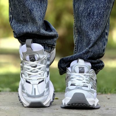 خرید اینترنتی کفش کتونی اسپرت مردانه پسرانه مدل ادیداس دیلاکس سبک و راحت رنگ سفید طوسی بادوام اصفهان