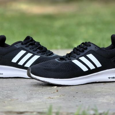 خرید اینترنتی کفش کتونی اسپرت مردانه وپسرانه مدل ادیداس اسپیسر بزرگپا شیک و ساده رنگ مشکی سفید جذاب اصفهان