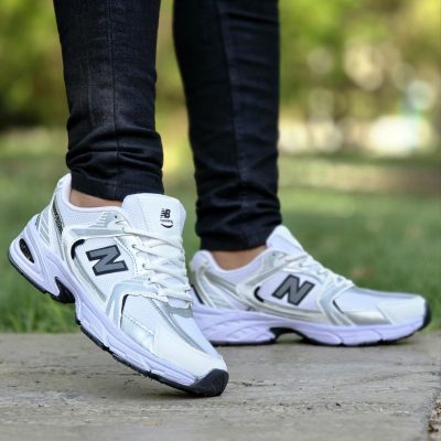 خرید اینترنتی کفش کتونی ست اسپرت زنانه و مردانه مدل نیوبالانس530 شیک و ویژه رنگ سفید طوسی سبک اصفهان