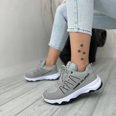 خرید اینترنتی کفش کتونی اسپرت زنانه دخترانه مدل سالامون بسیار نرم و سبک رنگ طوسی مشکی زیره سفید جذاب اصفهان