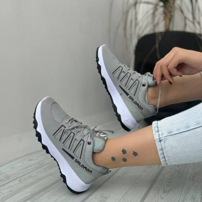 خرید اینترنتی کفش کتونی اسپرت زنانه دخترانه مدل سالامون بسیار نرم و سبک رنگ طوسی مشکی زیره سفید جذاب اصفهان