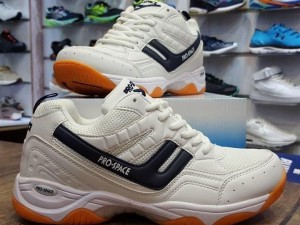 خرید اینترنتی کفش اسپرت مردانه مدل والیبالی بادوام بالا رنگ سفید مشکی جذاب اصفهان