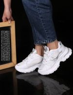 خرید اینترنتی کفش کتونی اسپرت زنانه دخترانه مدل نیوبالانس رنگ بندی خاص و راحت رنگ سفید نقره ای عالی اصفهان