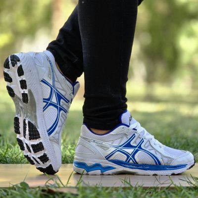 خرید اینترنتی کفش کتونی اسپرت مردانه پسرانه مدل اسیکس چشم نواز و زیبا رنگ سفید ابی سبک اصفهان