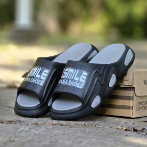 خرید اینترنتی دمپایی پسرانه و مردانه مدل فشیون طرح smile سبک وزن و مدرن رنگ مشکی طوسی عالی اصفهان