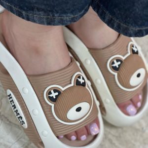 خرید اینترنتی دمپایی کرومی عرسکی زنانه و دخترانه مدل جسیکا مدرن و اصیل رنگ سفید قهوه ای جذاب اصفهان