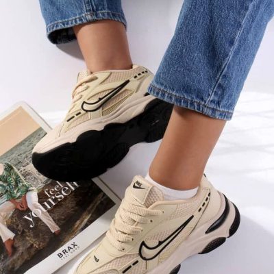 خرید اینترنتی کفش کتونی اسپرت زنانه دخترانه مدل نایک خوشپا و پرفروش رنگ کرم مشکی جذاب اصفهان