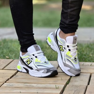 خرید اینترنتی کفش کتونی اسپرت مردانه و پسرانه مدل نیوبالانس طرح کپسولی خاص و جدید رنگ سفید طوسی بی مانند اصفهان
