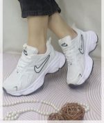 خرید اینترنتی کفش کتونی اسپرت زنانه دخترانه مدل نایک بسیار جذاب رنگ سفید طوسی خاص اصفهان