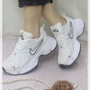 خرید اینترنتی کفش کتونی اسپرت زنانه دخترانه مدل نایک بسیار جذاب رنگ سفید طوسی خاص اصفهان