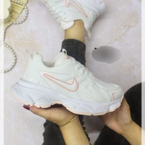 خرید اینترنتی کفش کتونی اسپرت زنانه دخترانه مدل نایک بادوام و مقاوم رنگ سفید گلبهی زیبا اصفهان