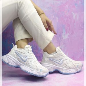 خرید اینترنتی کفش کتونی اسپرت زنانه دخترانه مدل نایک جدید و مقاوم رنگ سفید یاسی شیک اصفهان